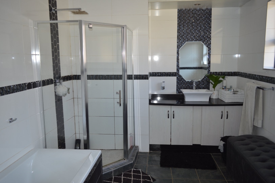 4 Bedroom Property for Sale in Wilkoppies North West